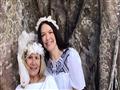 أمريكيتان تتزوجان من شجرة عملاقة لإنقاذها من القطع