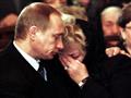 الرئيس الروسي فلاديمر بوتين يبكي محتضنا أرملة أنات