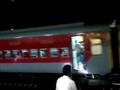   فيديو صادم لقطار يسير دون "جرار" في الهند.. وهذا