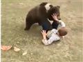 بالفيديو- معركة شرسة بين دب و طفل في إحدى الغابات