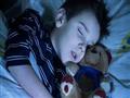 الضوء ساطع قبل النوم يعرض الأطفال لمشكلات بعيدة ال