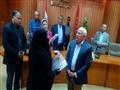 محافظ بورسعيد يسلم شهادات أمان لأسر الشهداء (1)