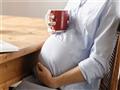 كيف يؤثر تناول الحامل للكافيين على وزن الطفل؟