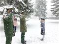 إجبار أطفال روس على السير وسط الثلوج (1)