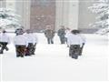 إجبار أطفال روس على السير وسط الثلوج (5)                                                                                                                                                                