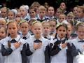 تلميذات يرتدين الزي التقليدي، ويغنون الأناشيد الوطنية الأوكرانية بينما يحضرن حفل في اليوم الأول في المدرسة في كييف- أوكرانيا