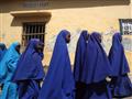 طالبات صوماليات يسيرون لحضور دروس في مدرسة بوستالي الابتدائية والثانوية في مقديشو- الصومال