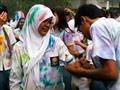 طلاب المدارس الثانوية يوقعون على الزي الرسمي للاحتفال بإنهاء الاختبارات الوطنية التي تستمر أربعة أيام في شمال سوماترا- إندونيسيا
