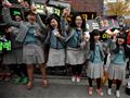 طلاب من مدرسة ثانوية يهتفون لطلاب السنة الأخيرة، أمام قاعة امتحان قبل بدء الاختبار، سيول- كوريا الجنوبية