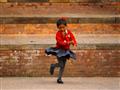 فتاة في الزي المدرسي تلعب في ساحة باسانتابور دوربار بعد أوقات المدرسة في كاتماندو- نيبال