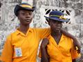 كاديياتو سواراي، 18 عامًا (إلى اليسار) وصديقتها مابيني بانغورا 15 عاماً، في مدرسة في ماكيني- سيراليون