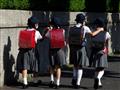 أطفال المدارس الابتدائية اليابانية يسيرون معا