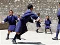 أطفال يلعبون أثناء استراحةهم في مدرسة جيجمي لوسيل الابتدائية في تيمفو- بوتان