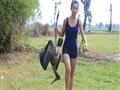 امرأة تسلخ حيوانات محمية طبيعة  (1)