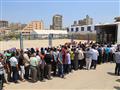 طوابير المواطنين انتظارًا لكرتونة الجيش (2)                                                                                                                                                             