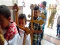 أطفال العور ينتظرون رفات ضحايا مذبحة داعش (6)                                                                                                                                                           