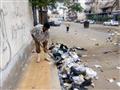 عامل نظافة يقوم بعمله بنهار رمضان في بورسعيد                                                                                                                                                            