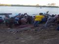 لحظة تحمع أهالي مدينة فوه على شاطئ نهر النيل اثناء البحث عن الجثة                                                                                                                                       