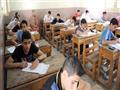 طلاب يؤدون الامتحان