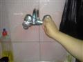 5 - مواطنة أخرى تفتح صنبور مياه لتثبت انقطاع مياه الشرب  بمنزلها بدسوق                                                                                                                                  