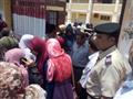 شرطي ينظم عملية خروج الطالبات من لجنتهن بكفرالشيخ                                                                                                                                                       
