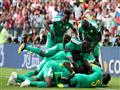لاعبو السنغال يحتفلون بهدفهم في بولندا