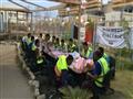 المهندسون والعمال في محطة الكهرباء اثناء الافطار في رمضان                                                                                                                                               