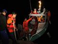 جانب من عمليات إنقاذ اضحايا غرق العبارة في إندونيس