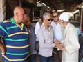 رئيس حي غرب المنصورة مع مسن طلب بناء باكية بسوق الخضار