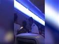 بالفيديو.. رجل يتسول داخل طائرة ركاب قطرية