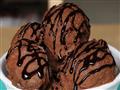 44646-0chocolate_ice_cream_in_a_bowl_with_chocolat
