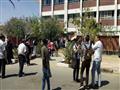 عدد من الطلاب أمام إحدى لجان جنوب سيناء                                                                                                                                                                 