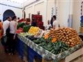 أشخاص يشترون خضروات في سوق بتونس العاصمة