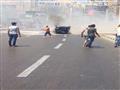 مواطنون بجوار السيارة المحترقة على كورنيش الإسكندرية                                                                                                                                                    
