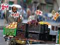 صورة أرشيفية لبائع فاكهة بوسط القاهرة