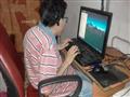 الطالب محمد البقلي صاحب الحالة الخاصة أمام الكمبيوتر                                                                                                                                                    