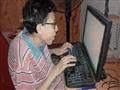 الطالب محمد البقلي خلال تصغحه في الكمبيوتر                                                                                                                                                              
