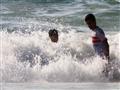صبيان يسبحان على الشاطئ                                                                                                                                                                                 