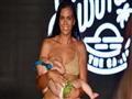 عارضة تُرضع ابنتها وهي تسير بمنصة عرض أزياء في ميا