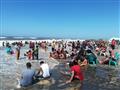اقبال من المواطنين للاستحمام بشواطئ مصيف بلطيم