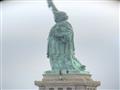 امرأة تتسلق تمثال الحرية الأمريكي  (2)                                                                                                                                                                  