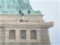 امرأة تتسلق تمثال الحرية الأمريكي  (3)                                                                                                                                                                  