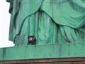 امرأة تتسلق تمثال الحرية الأمريكي  (5)                                                                                                                                                                  