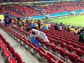 رغم الخسارة مشجعي اليابان ينظفون الأستاد بعد المباراه