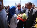 طالبة تهدي محافظ كفرالشيخ الزهور خلال افتتاح مدرسة الطايفة الاعدادية                                                                                                                                    