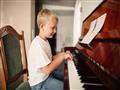 كيف يساعد البيانو على تعزيز المهارات اللغوية لابنا