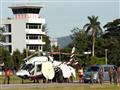 الجنود وأفراد الشرطة التايلاندية يقومون بإجلاء صبي من طائرة مروحية إلى المستشفى                                                                                                                         
