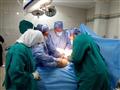 فريق طبي يجري جراحة لأحدي حالات قوائم الإنتظار
