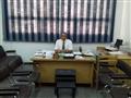 الدكتور محمود أبو العز جالساً في مكتبه                                                                                                                                                                  