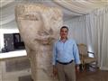 محرر مصراوي مع رأس تمثال أمام باب المتحف من الداخل                                                                                                                                                      